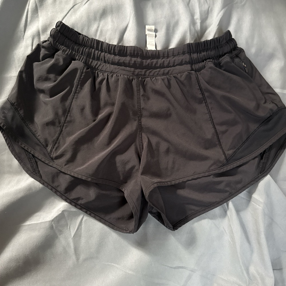 lululemon 2.5 hotty hot low rise shorts size 6